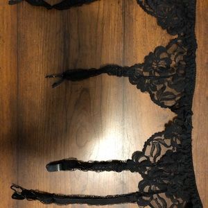 Women’s black lace garter one size